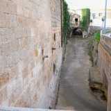 Quest�ultimo oggi ridotto a uno stretto passaggio cementato 